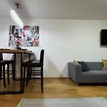 Apartment Wohnen Am Fluss Im Donaublick - Garten, Cafe & Wlan, Self-checkin, Parkplatz, Fuer 4 Gaeste Linz